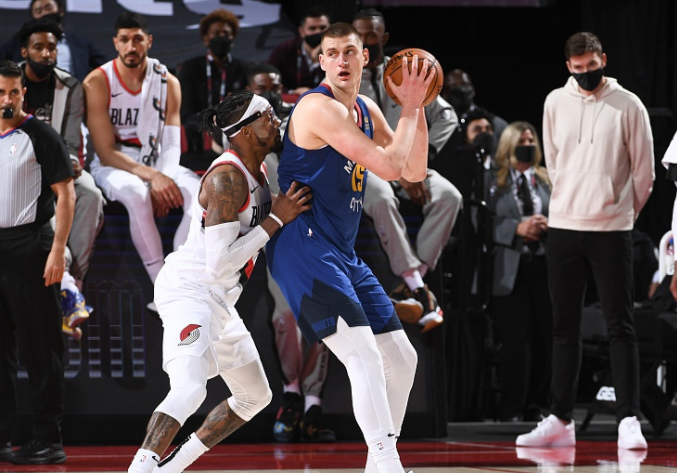  约基奇统治内线掘金击败勇士巩固西部榜首位置